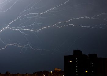 Безопасно ли использовать компьютер в грозу