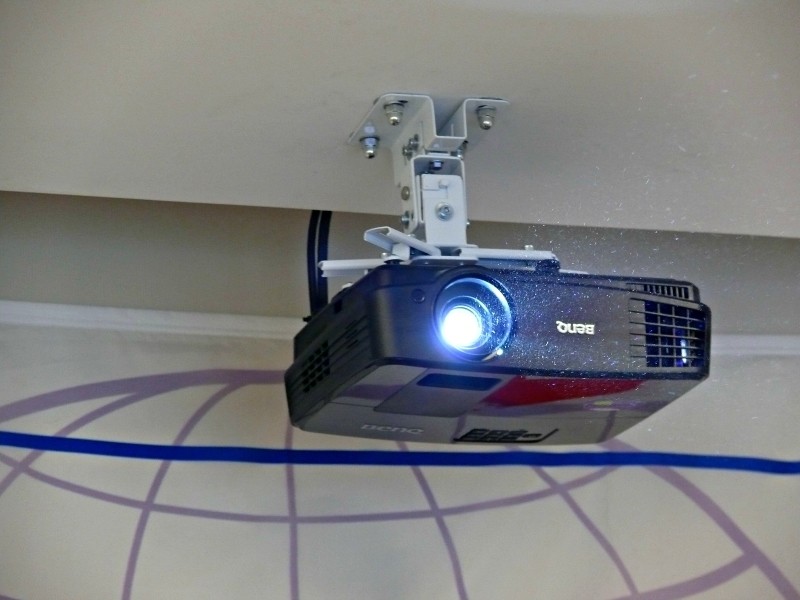  Установка проектора на стену или потолок