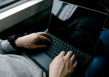 Чёрный экран при включении ноутбука: причины и решения